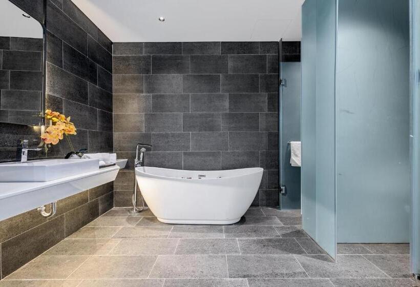 اتاق خانوادگی, J Bay Beachfront Boutique