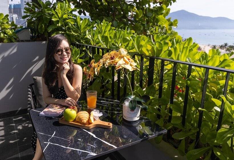 اتاق لوکس با بالکن و چشمانداز دریا, J Bay Beachfront Boutique