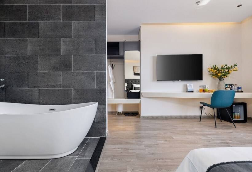 اتاق لوکس با بالکن و چشمانداز دریا, J Bay Beachfront Boutique