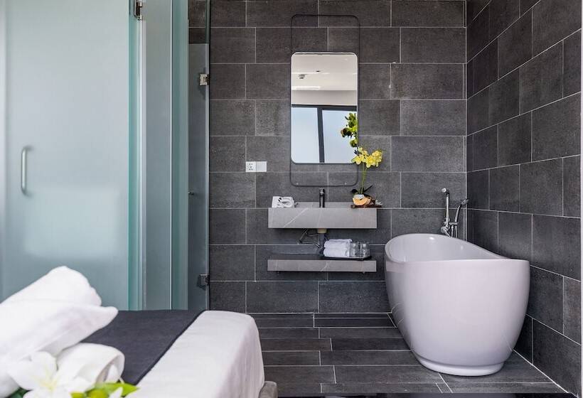 اتاق لوکس با بالکن و چشمانداز دریا, J Bay Beachfront Boutique