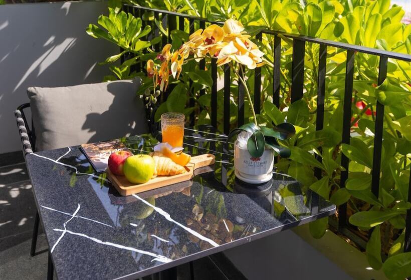 اتاق لوکس با بالکن و چشمانداز دریا, J Bay Beachfront Boutique