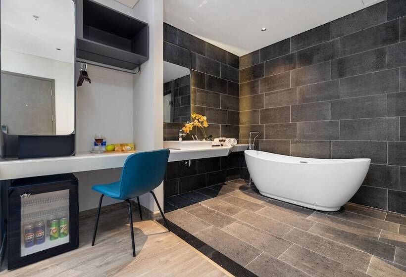 اتاق خانوادگی, J Bay Beachfront Boutique