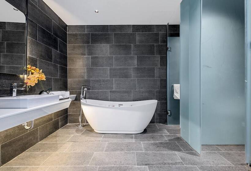 اتاق خانوادگی, J Bay Beachfront Boutique