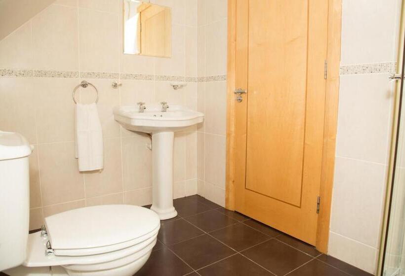 חדר דלוקס לשלושה, Lynch S Townhouse