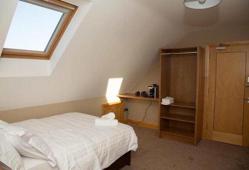 חדר דלוקס לשלושה, Lynch S Townhouse