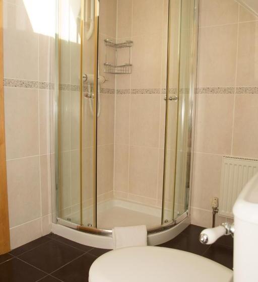 חדר דלוקס לשלושה, Lynch S Townhouse