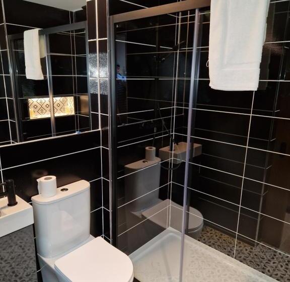 בקתת חדר, Lynch S Townhouse