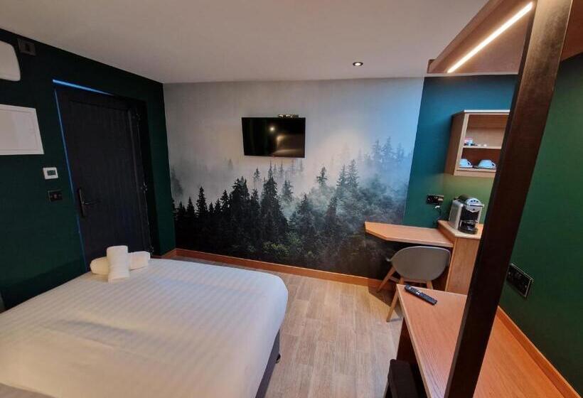 בקתת חדר, Lynch S Townhouse