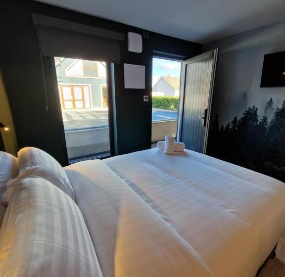 בקתת חדר, Lynch S Townhouse