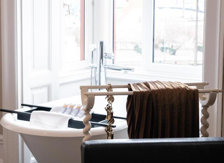 جناح جونيور, Twentysix