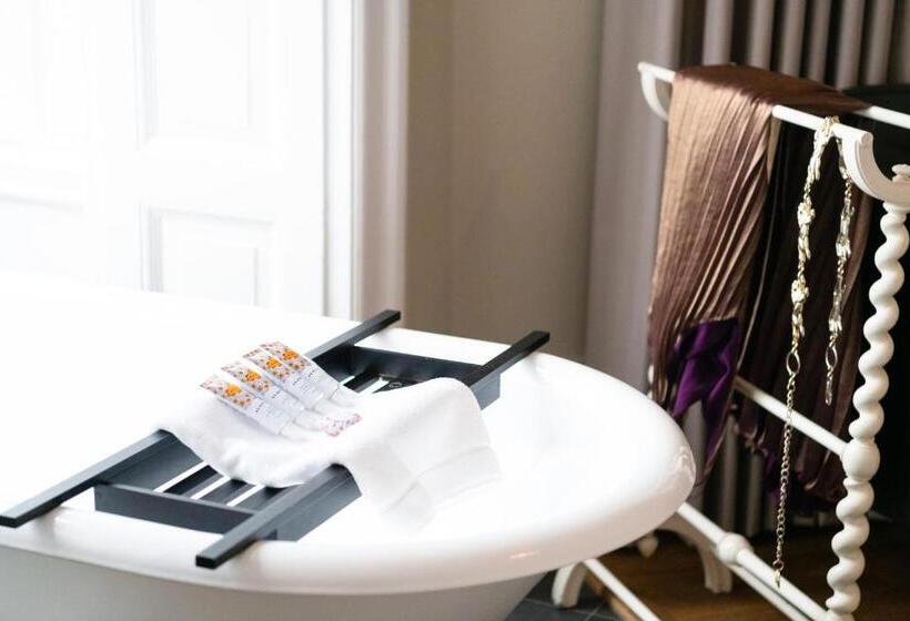 جناح جونيور, Twentysix