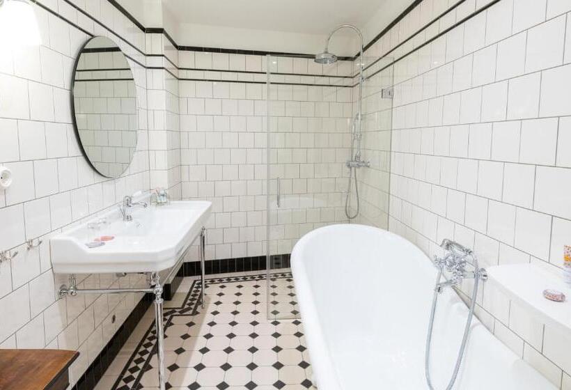 جناح رئاسى, Twentysix