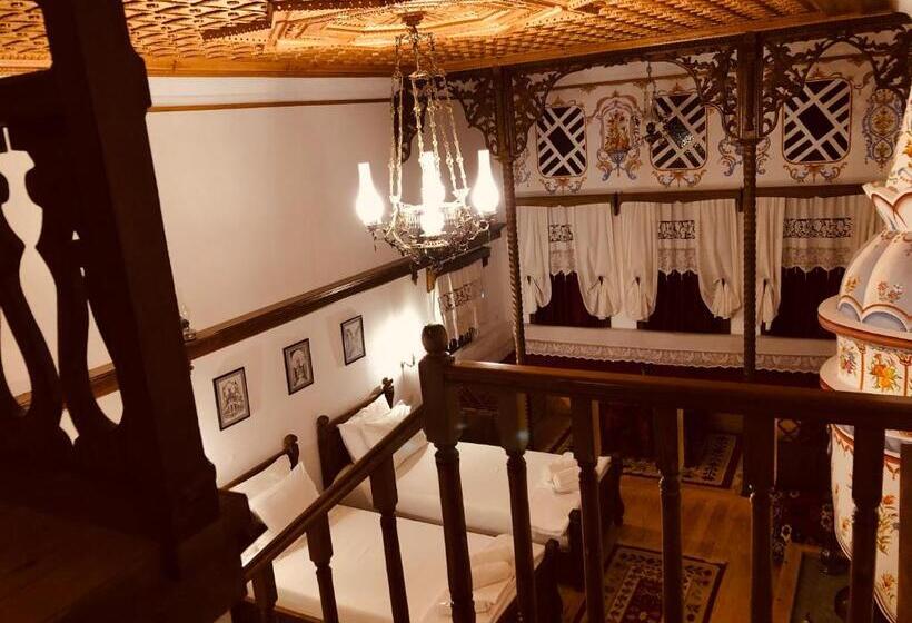 سوییت لوکس, Mele Guesthouse