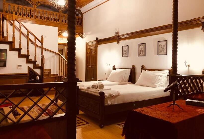 سوییت لوکس, Mele Guesthouse