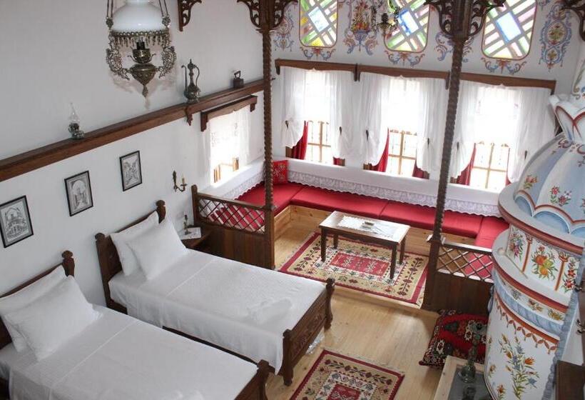 سوییت لوکس, Mele Guesthouse