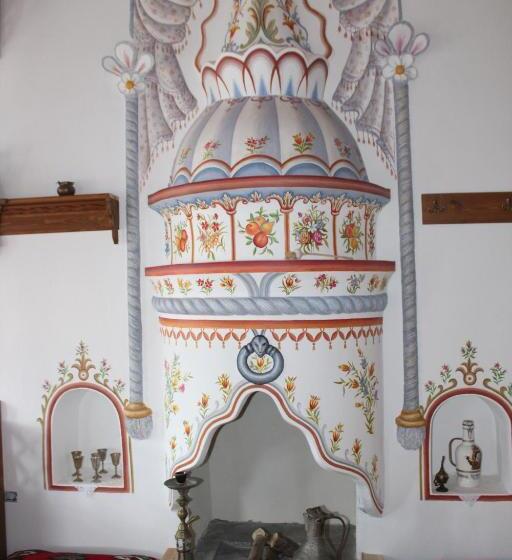 سوییت لوکس, Mele Guesthouse