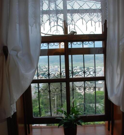 اتاق لوکس با تخت بزرگ, Mele Guesthouse