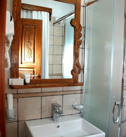 اتاق لوکس با تخت بزرگ, Mele Guesthouse