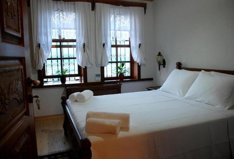 اتاق لوکس با تخت بزرگ, Mele Guesthouse