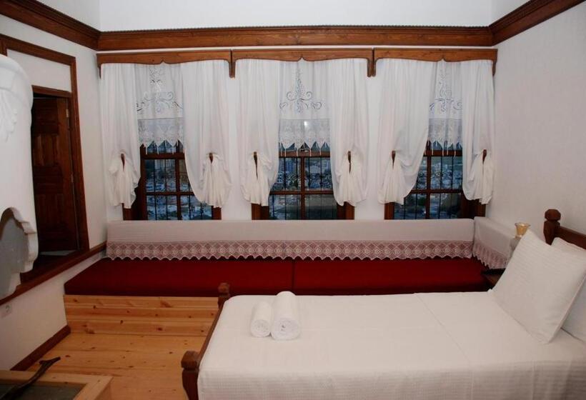 اتاق لوکس, Mele Guesthouse