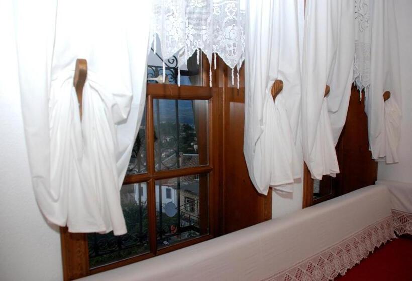 اتاق لوکس, Mele Guesthouse