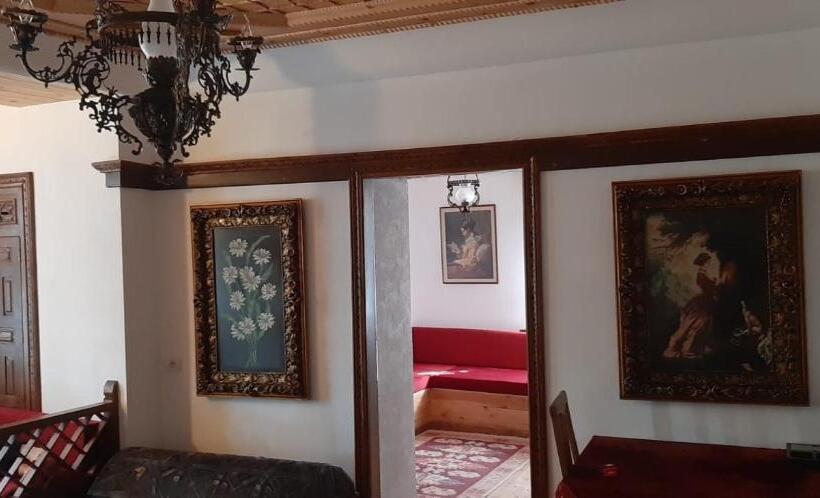 سوییت خانوادگی, Mele Guesthouse