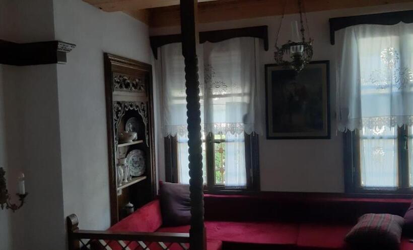 سوییت خانوادگی, Mele Guesthouse