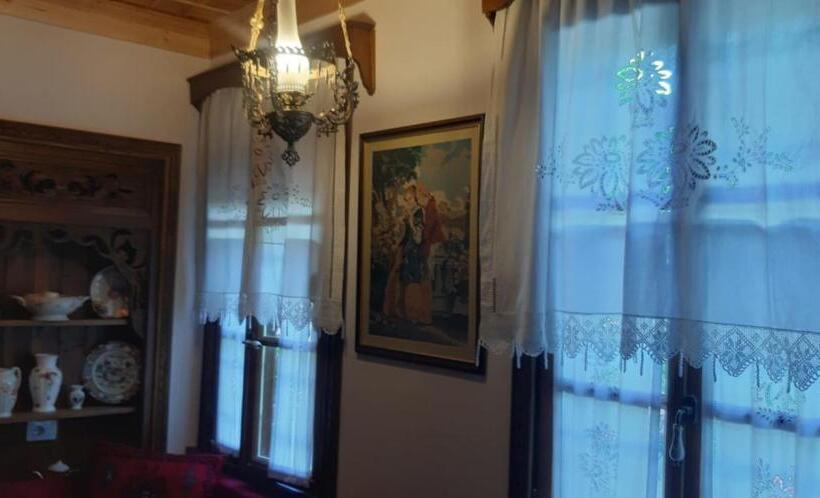 سوییت خانوادگی, Mele Guesthouse
