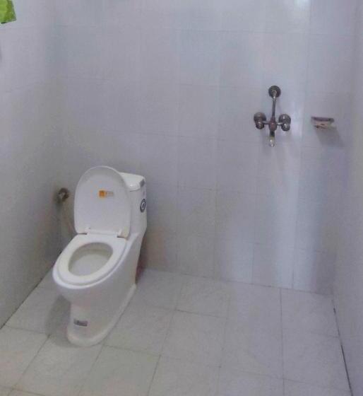 اتاق خانوادگی با چشم‌انداز باغ, Rhino Land, Sauraha