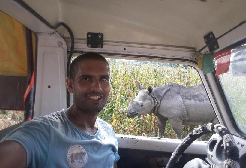 اتاق خانوادگی با چشم‌انداز باغ, Rhino Land, Sauraha