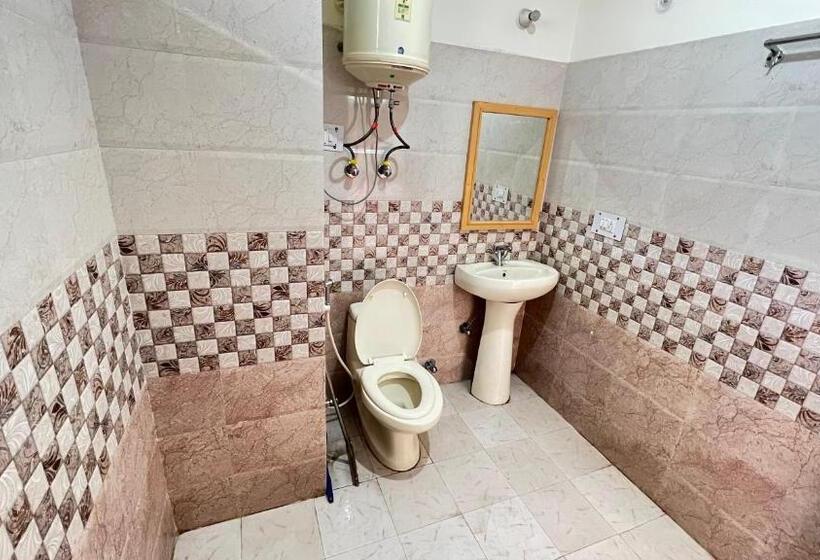 اتاق لوکس با بالکن, Yolo Backpackers Max   Manali