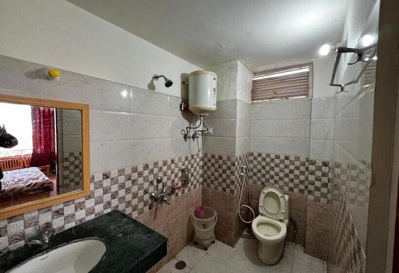 اتاق سوپریور با چشم‌انداز کوهستان, Yolo Backpackers Max   Manali