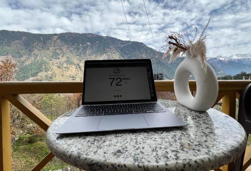 اتاق سوپریور با چشم‌انداز کوهستان, Yolo Backpackers Max   Manali