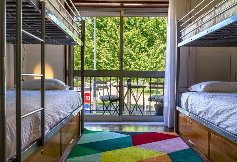 Четырехместный Номер Стандарт с Балконом, Hostel Carvalho