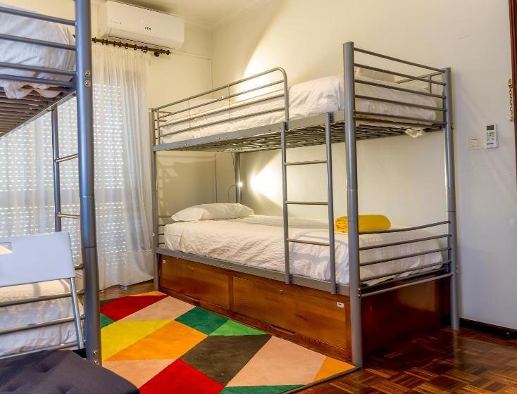 Четырехместный Номер Стандарт с Балконом, Hostel Carvalho