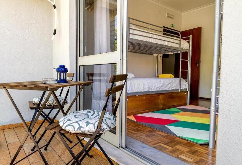 Четырехместный Номер Стандарт с Балконом, Hostel Carvalho