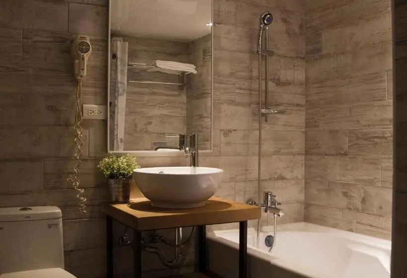 اتاق استاندارد چهار تخته, Artch Inn