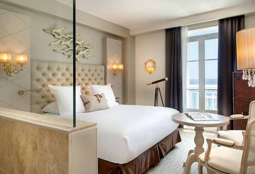 غرفة ديلوكس مطلّة علي البحر, Grand Hotel Des Sablettes Plage, Curio Collection By Hilton