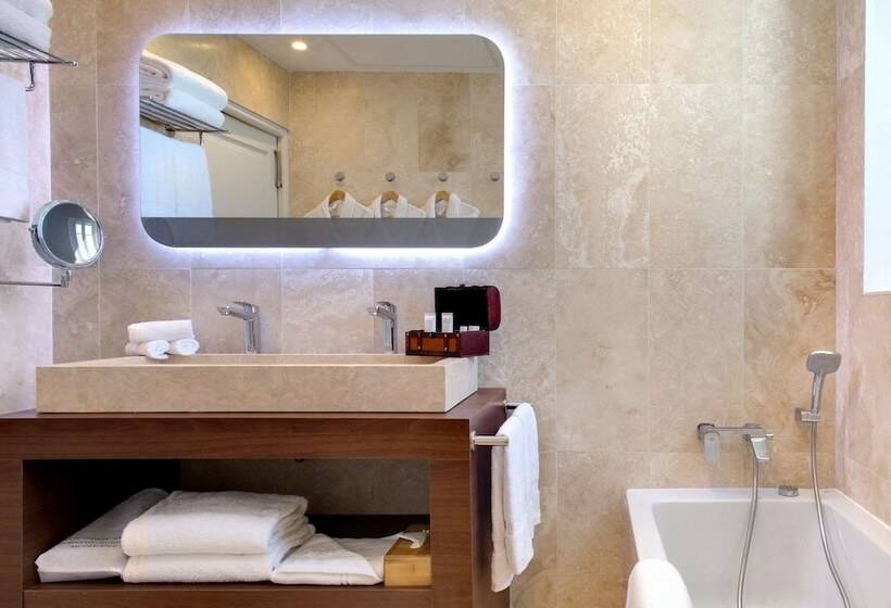 غرفة قياسية سرير مزدوج, Grand Hotel Des Sablettes Plage, Curio Collection By Hilton