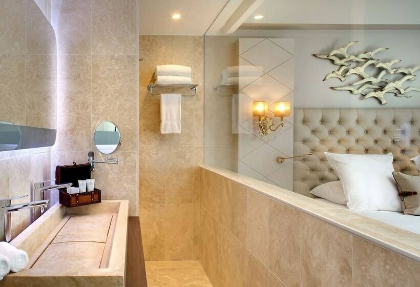 غرفة ديلوكس مطلّة علي البحر, Grand Hotel Des Sablettes Plage, Curio Collection By Hilton