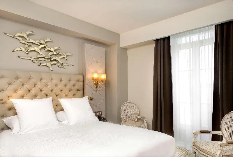 Deluxe-huone King-vuode, Grand Hotel Des Sablettes Plage, Curio Collection By Hilton
