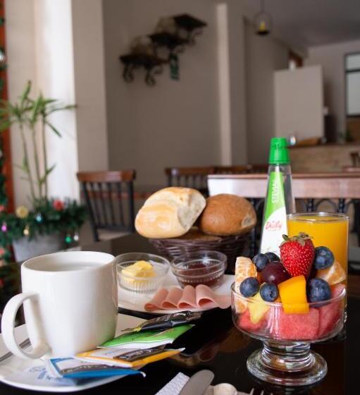 חדר בסיסי לשלושה, Retama