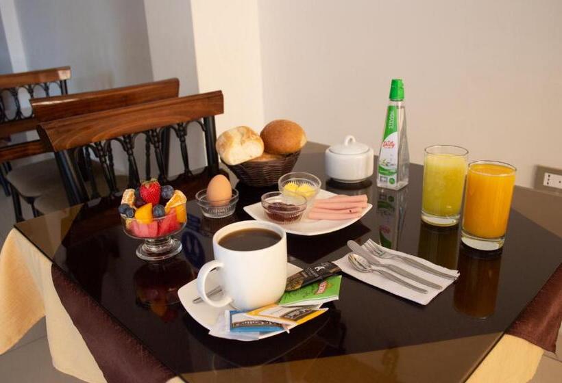 חדר בסיסי לשלושה, Retama