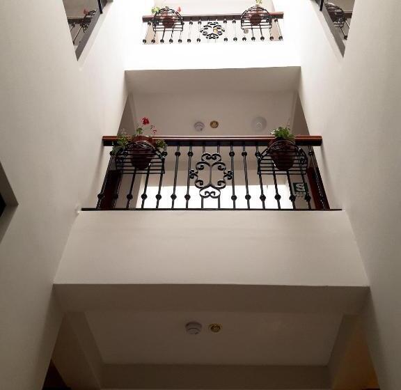 חדר סטנדרט לשלושה, Retama