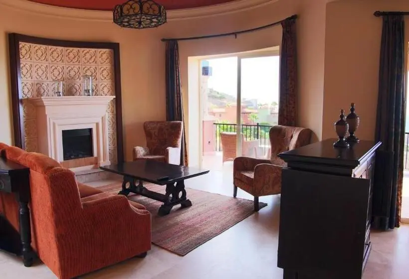 Talo 3 Makuuhuonetta, Quivira Los Cabos Condos & Homes Vacation Rentals