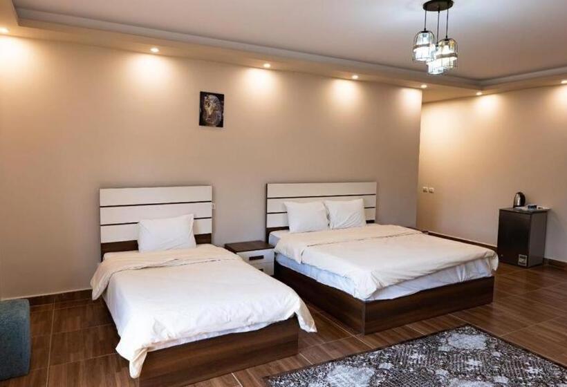 سوییت خانوادگی, Luca Pyramids Inn