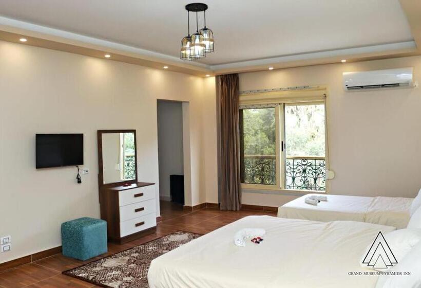 سوییت خانوادگی, Luca Pyramids Inn