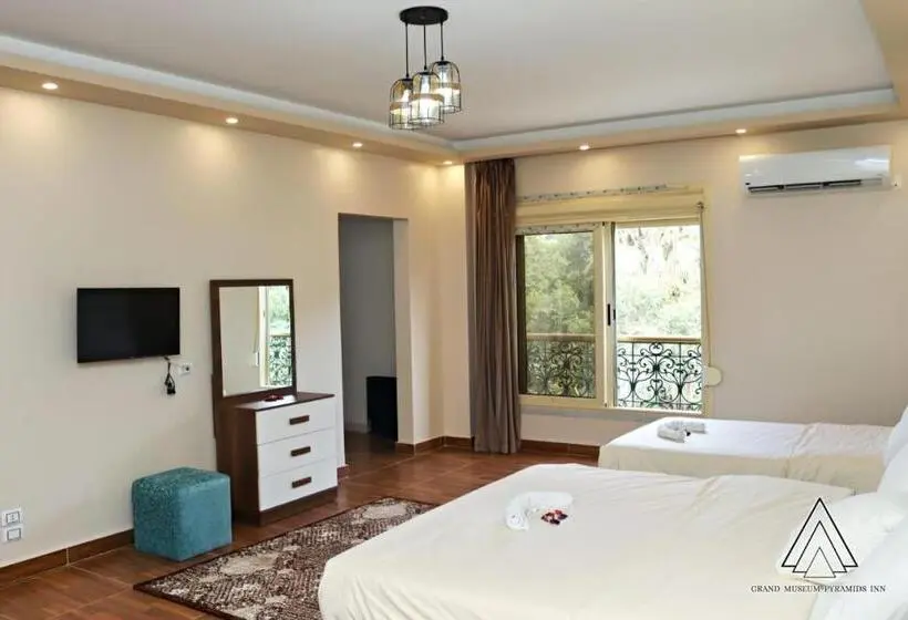 سوییت خانوادگی, Luca Pyramids Inn
