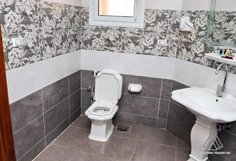 سوییت خانوادگی, Luca Pyramids Inn