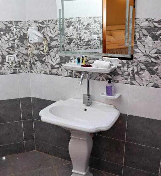 سوییت خانوادگی, Luca Pyramids Inn